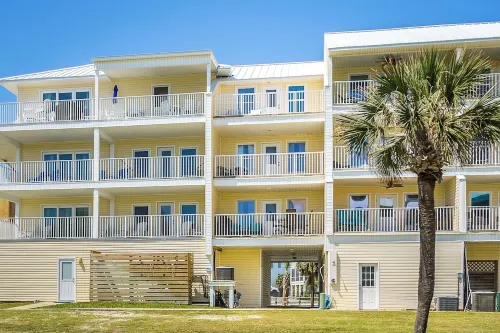 Seacliffs Gulf Views 3/3.5 Dog Friendly/Steps to beach/ Elevator - SPECIALS!