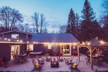 RIVER FRONT Pickleball & Bball Patio-Pets-2 houses