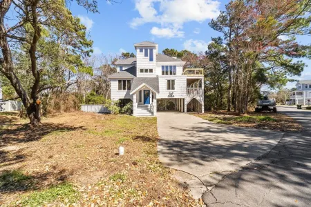 Dog Friendly beachhome with own pool &hot tub view of sound 5min walk from beach