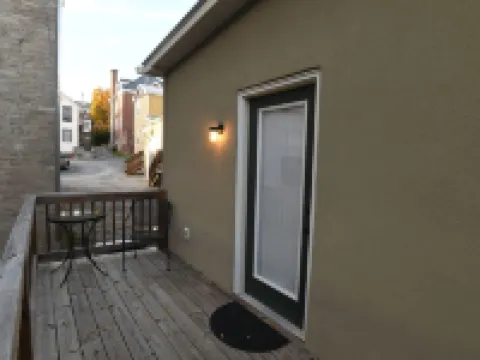 Newly renovated studio Apartment in Downtown Lexington. 5 min walk to W&L or VMI Hotels in Lexington