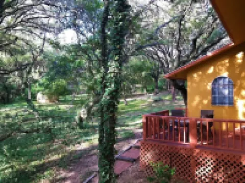 PRIVATE, RELAXING , AND A UNIQUE HOME EXPERIENCE Hotele w: Helotes