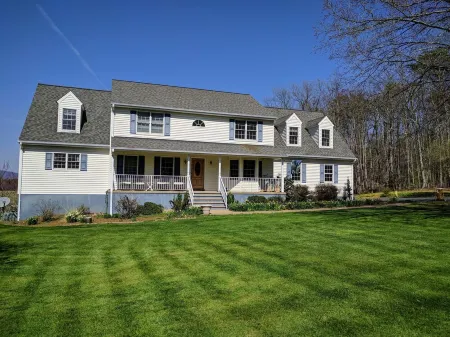 Farmhouse On 14 Acres.  Close to Monticello & Ash Lawn Highland Отели рядом с достопримечательностью «Монтичелло»