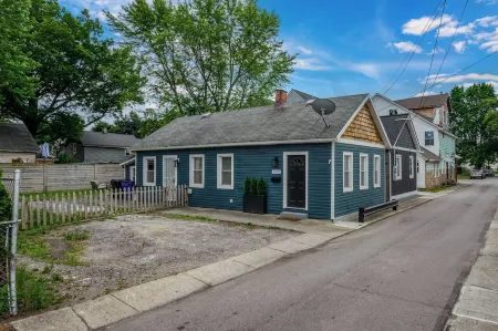 Charming 1-bedroom house with WiFi, AC in peaceful Cleveland 3215