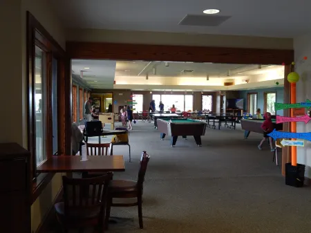 Beautiful 6bdrm, 6 bath, firepit, WIFI, Air Hockey, walking distance to pool