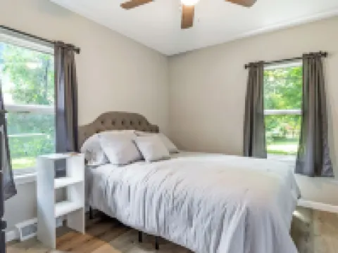 "The Hideaway 1" Charming 2-bedroom house with WiFi, AC in fabulous Farmington Hotels in St. Francois Township
