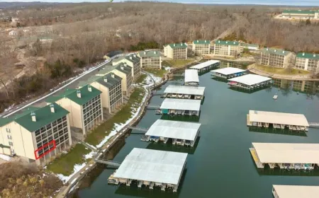 Lakefront family condo with a screened in balcony on the Lake Of The Ozarks!!