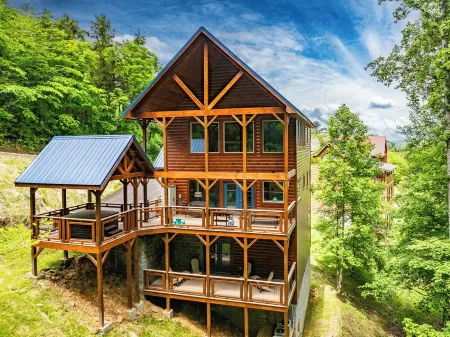 Happy Days Cabin-Great Rates with Theater Room, Hot Tub, Jukebox and Pool Table Отели рядом с достопримечательностью «Зоопарк Рейнфорест Адвенчерс»