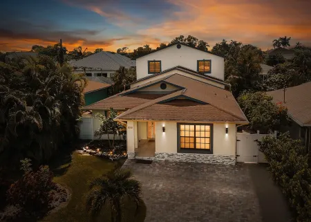 Dream Getaway Away in 6BR/4.5 Bath Oasis with Heated Pool, Steps from the Beach