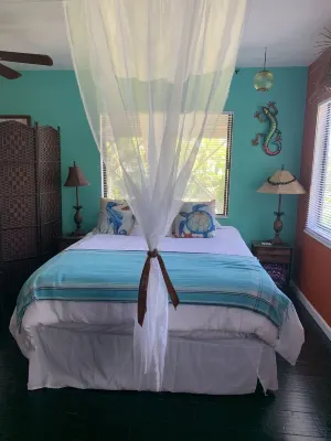 Cozy Hawaiian studio just minutes to the beach and town.  No minimum stay
