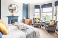 Sea views just yards from restaurants, pubs & shops. Sleeps 16-18, 8 x en-suite.