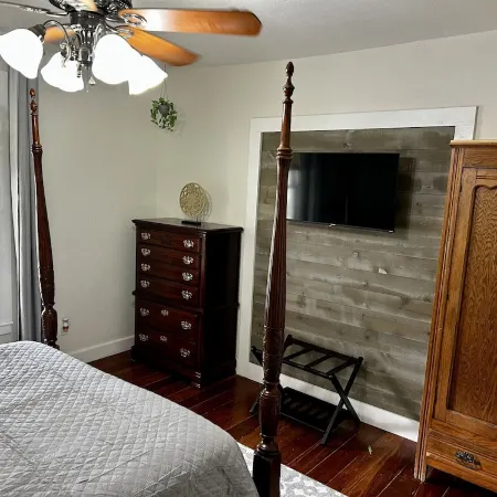 Private apt historic downtown yr. 1892