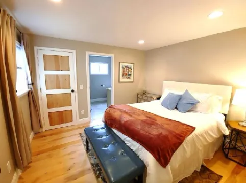 Historic Home *reWine Mission* Walk Downtown: Coffee, Shop, Dine, Wines, Brews