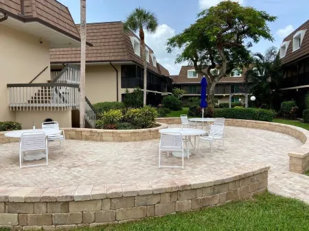 Beautiful 1ST floor condo across from Marco Island’s Residents Beach Отели в г. Марко-Айленд