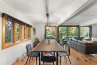 Hot Tub, Theater & Game Rooms, Fire Pit, 1 Mile to Mount Snow, Nearby Moover Bus