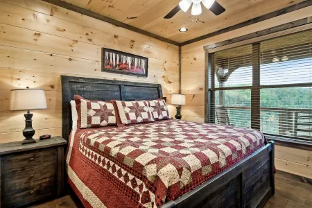 Huge Pool Cabin with Spectacular Views - Last Minute Discounts!