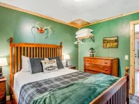 Lured Den - Private Lakefront Cottage - Hot Tub! Hotels in Conover