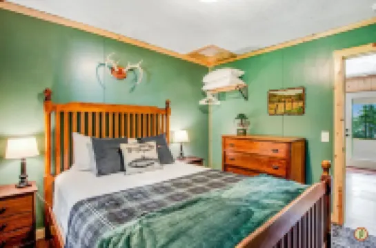 Lured Den - Private Lakefront Cottage - NEW HOT TUB!