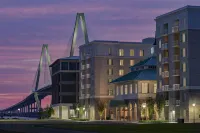 Embassy Suites by Hilton Charleston Harbor Mt. Pleasant فنادق في ماونت بليزانت