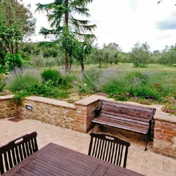 Idyllic guest house in Tuscan country house style with swimming pool