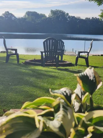 Quaint cozy cottage nestled on the quiet shores of Pigeon Lake in Howe