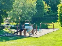 Smoke FREE Studio- walk to beaches, downtown! 5 min drive to Historic Salem!