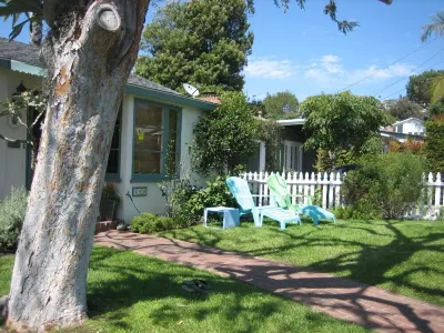 Blessing Cottage: A Vintage Cottage 2 blocks from the beach Hotels near Friends Hortense Miller Garden