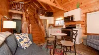Charming Lakeview Cabin Near Geneva-On-The-Lake, The Perfect Getaway!
