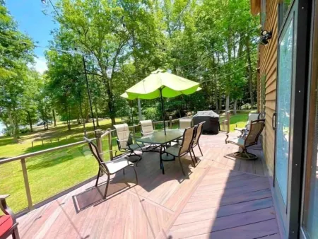 Lakefront Cabin Boat slip Wifi Fishing Firepit