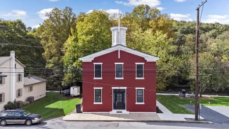 River view in Port Clinton! Minutes to Cabelas & Hawk Mountain!