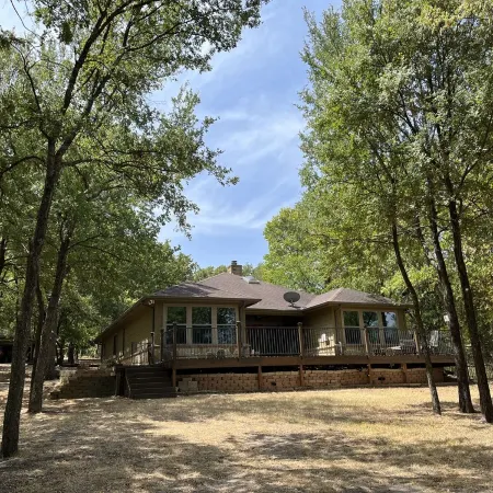 Beautiful lakefront house in 3 acre private woods