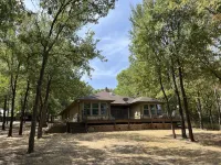Beautiful lakefront house in 3 acre private woods