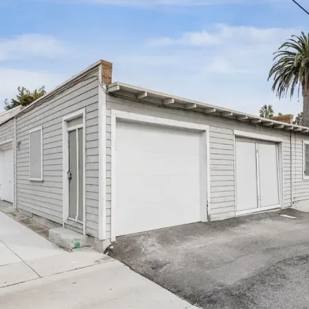 Cozy 1BR Bungalow by the beach, coffee, and dining. Walking Score 10/10