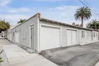 Cozy 2BR Bungalow by the beach, coffee, and dining. Walking Score 10/10