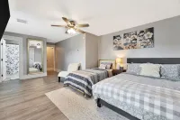 Wichita home, by the river, spacious 9 beds-game room with pool table, 1gb Wi-Fi - Jacuzzi