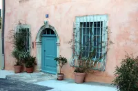 T2, Ground Floor, Terrace, 5 mn walk from the beach and shops, sheets included