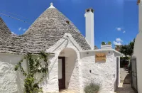 Trullo alleyway, central with private garden