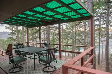 Secluded Beaver Lake Cabin close to Eureka Springs