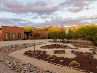 Mtn views, pool, hot tub, fire pit / 2 King suites / game room / modern & luxe Hotels in Tanque Verde