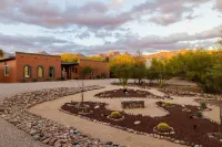 Mtn views, pool, hot tub, fire pit / 2 King suites / game room / modern & luxe