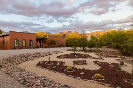 Mtn views, pool, hot tub, fire pit / 2 King suites / game room / modern & luxe