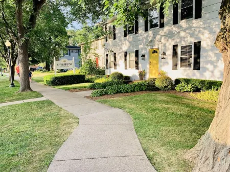 CHAINFERRY, PARK & WATER VIEW ♥️of DOWNTOWN w SEASONAL WATERFRONT POOL-HOT TUB
