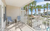 Gorgeous views, sleeps 6, clean, less than 100 steps to beach access.