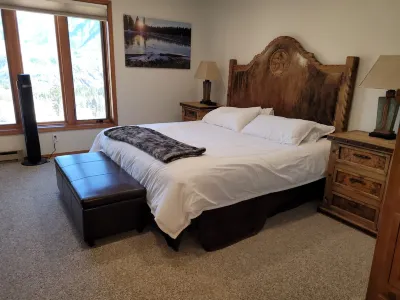 Ski-In/Ski-Out Condo!  Two Fire Places!  Stunning Balcony Views!