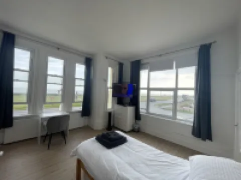 Beach Front 2 Bedroom Apartment with Uninterrupted Sea Views 新羅姆尼酒店