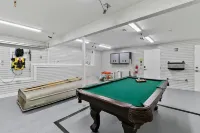 New! Modern Home w/ Spectacular Views +Hot tub