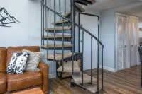 Incredible Mtn. Views, Cozy Loft, Minutes to Downtown, Indoor & Out Door Pools!