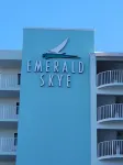 EMERALD SKYE - BEAUTIFUL GULF FRONT CONDO & CLOSE TO EVERYTHING IN ORANGE BEACH! - Private Pools
