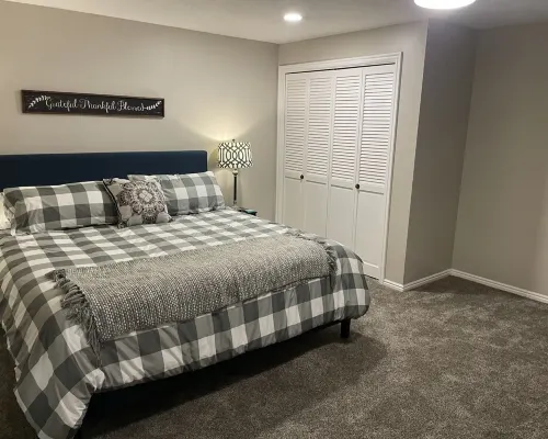 Luxury Basement Apartment with Private Entrance. Play with Farm Animals! Hotels in Springville