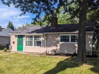 Cozy, Colorful 2 Bedroom Bungalow Hotels near Foot Locker