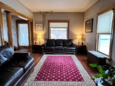 1800s Home Restored 5Br · Walk to UW & Downtown
